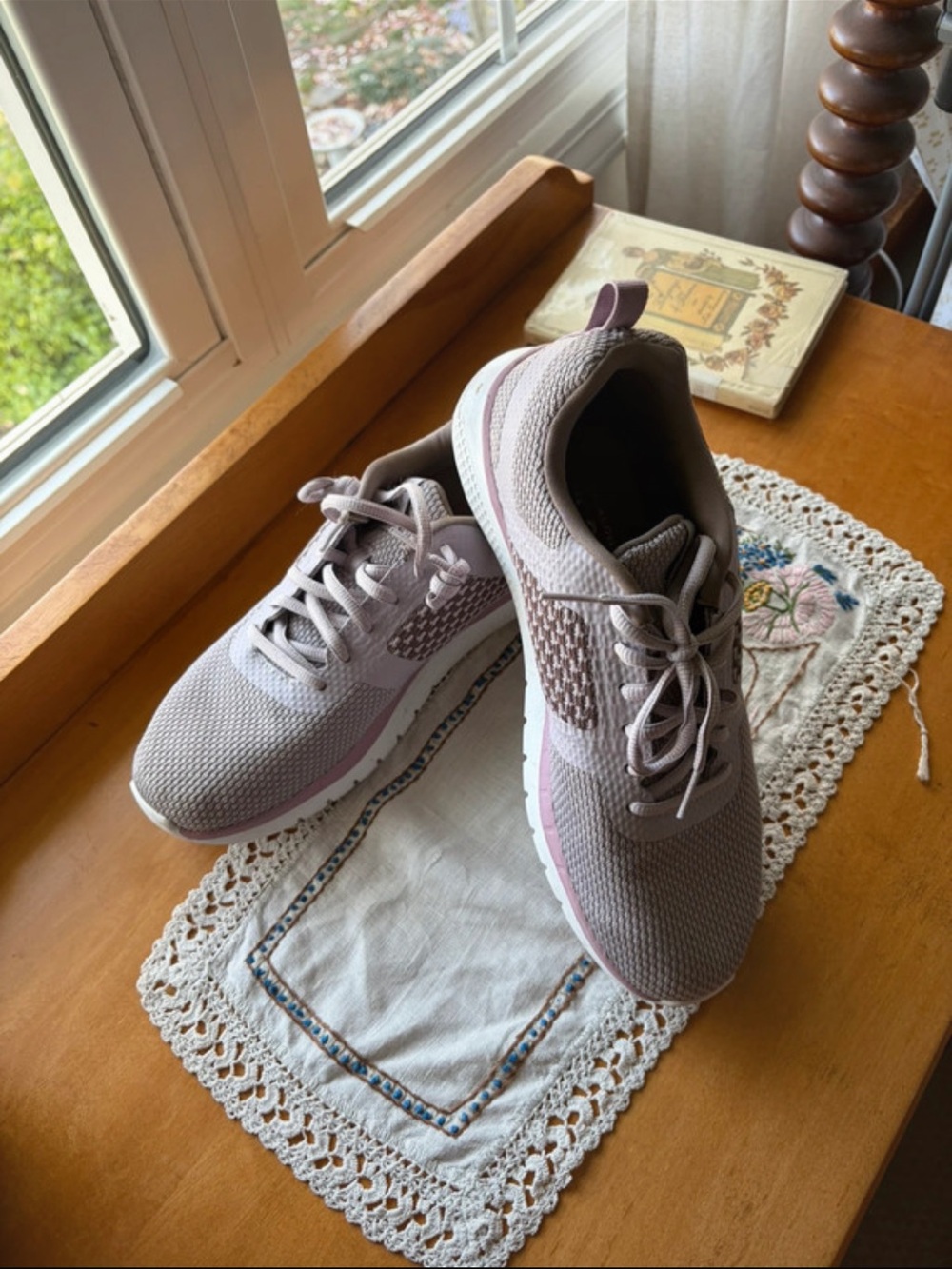 Reebok Women’s Light Pink Mesh Sneakers